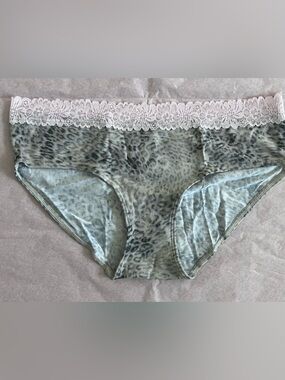 3/$30 ⭐️ NWT Victoria's Secret Floral Print Hipster Hiphugger Panty Logo Waist M